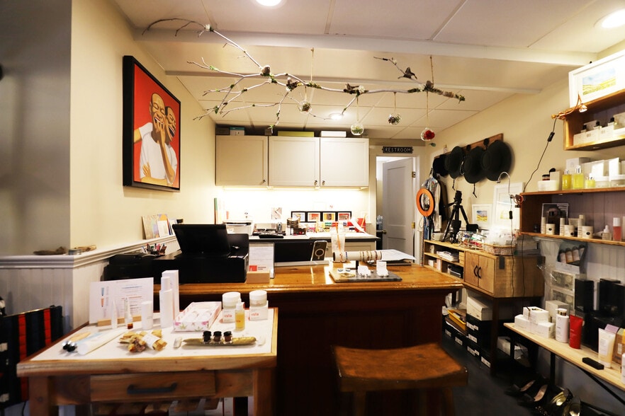 More Photos Of 316 Gifford St, Falmouth Office For Lease