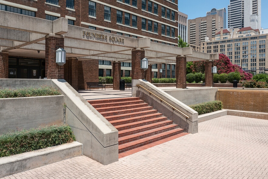 More Photos Of 900 Jackson St, Dallas Office For Lease