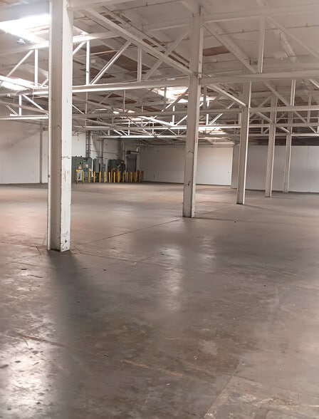 More Photos Of 2824-2828 E 12th St, Los Angeles Manufacturing For Lease