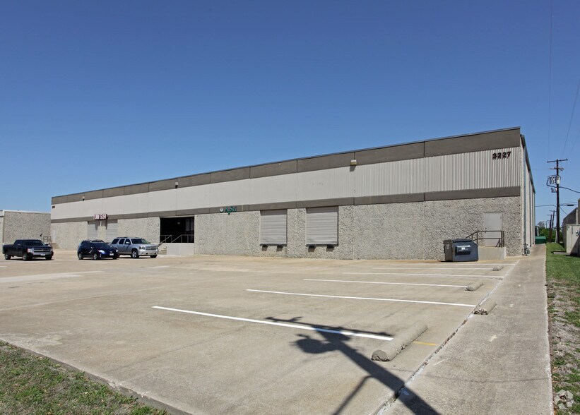 More Photos Of 3225-3227 Garden Brook Dr, Farmers Branch Manufacturing For Lease