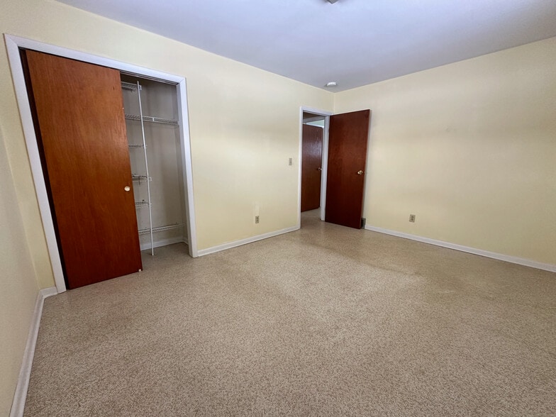 More Photos Of 3 Oakhill Dr, Halfmoon Flex For Sale