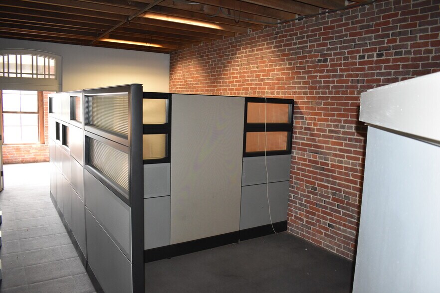 More Photos Of 250-260 Commerce St, Montgomery Medical For Sale