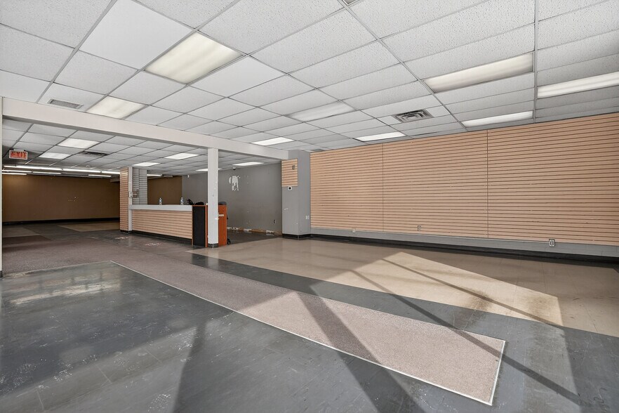 More Photos Of 812 Dundas St, London Freestanding For Sale