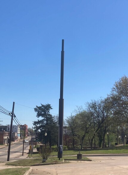 More Photos Of 506 W Main St, Clarksville Freestanding For Sale