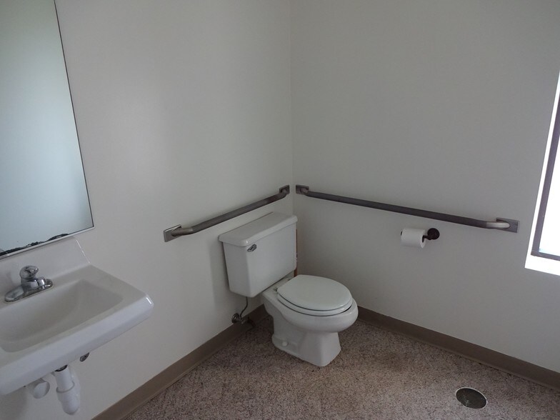 More Photos Of 760 Woodland Dr, Saline Medical For Lease