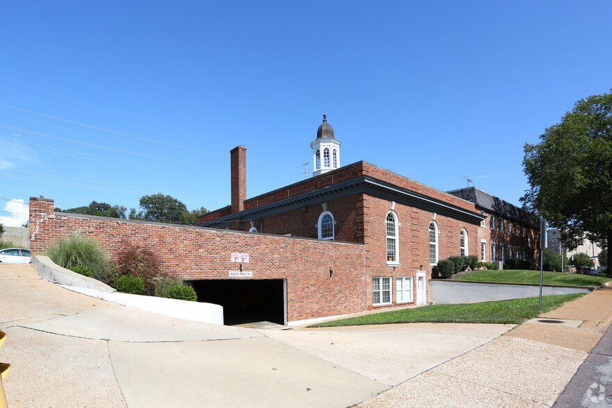 More Photos Of 889 S Brentwood Blvd, Clayton Medical For Lease