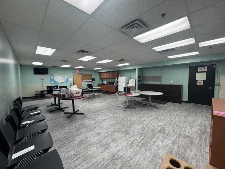 More Photos Of 3255 Harvester Rd, Kansas City Warehouse For Sale