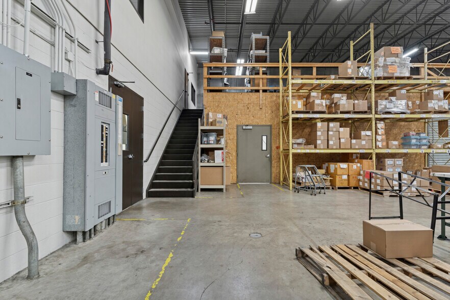 More Photos Of 405 Commerce Ct, Vadnais Heights Manufacturing For Sale