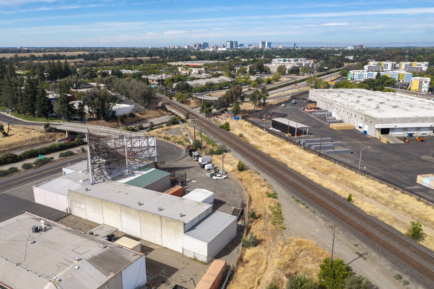 More Photos Of 905-909 Fee Dr, Sacramento Service For Sale