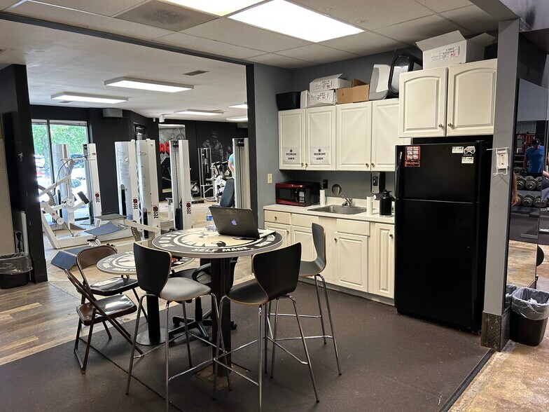More Photos Of 251-253 Chesterfield Industrial Blvd, Chesterfield Warehouse For Sale