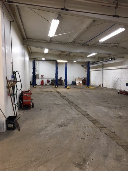 More Photos Of 5646 Maelou Dr, Hamburg Warehouse For Lease