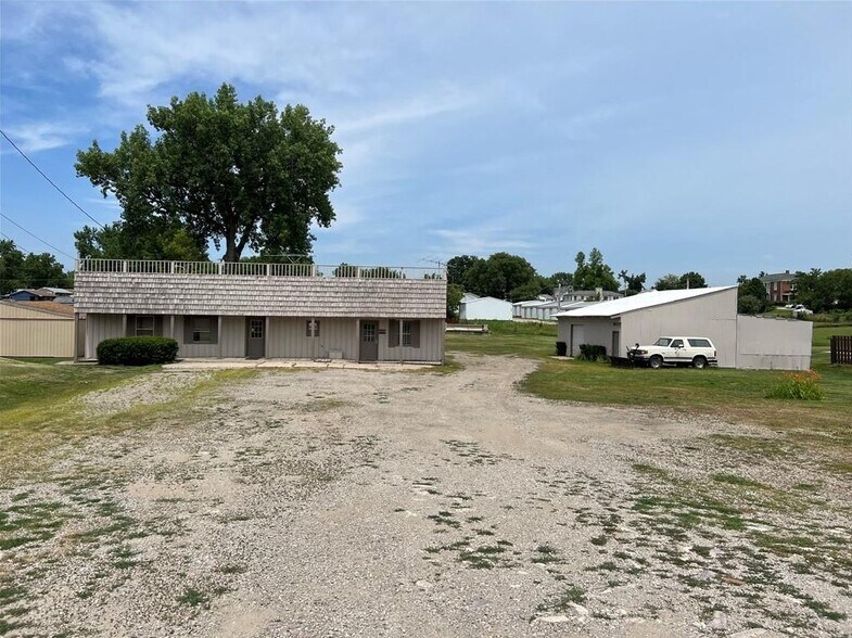 More Photos Of 1000-1004 1st Ave E, Newton Warehouse For Sale