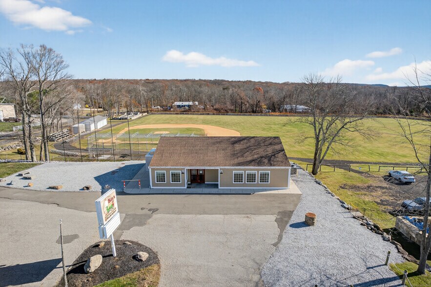 More Photos Of 742 Amity Rd, Bethany Freestanding For Sale