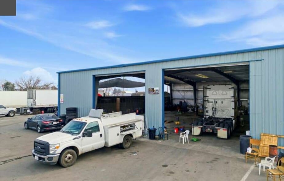 More Photos Of 104 E White Ln, Bakersfield Flex For Sale