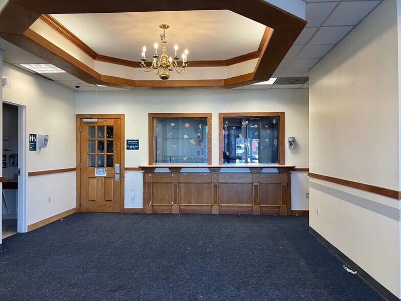 More Photos Of 29 Market Sq, Lynn Hospital For Sale