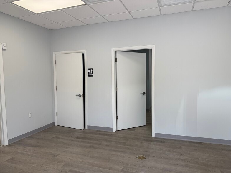 More Photos Of 11729 Uradco Pl, San Antonio Warehouse For Lease