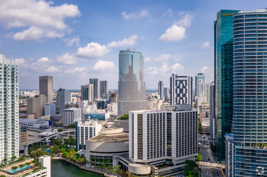 More Photos Of 100 SE 2nd St, Miami Office For Lease