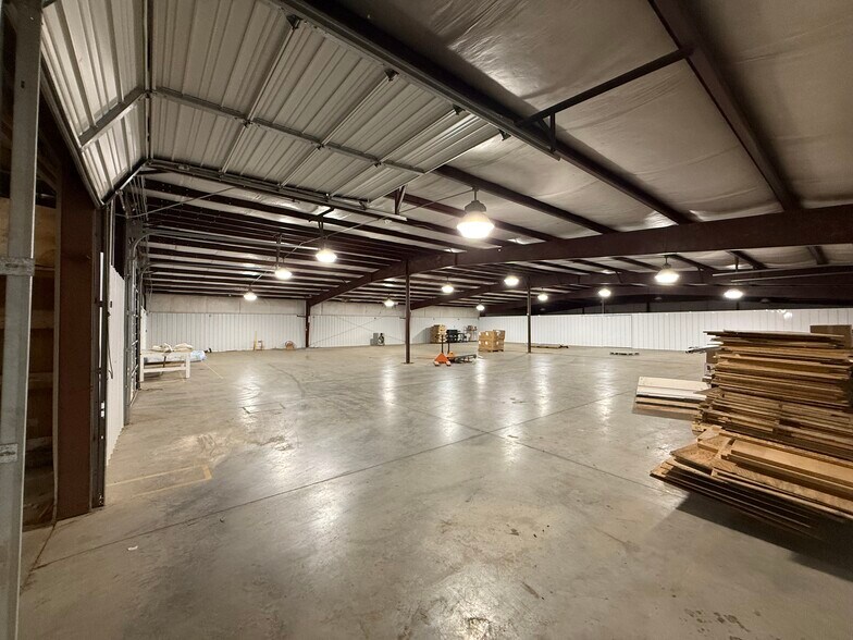 More Photos Of 990 Epco Dr, Dandridge Warehouse For Lease