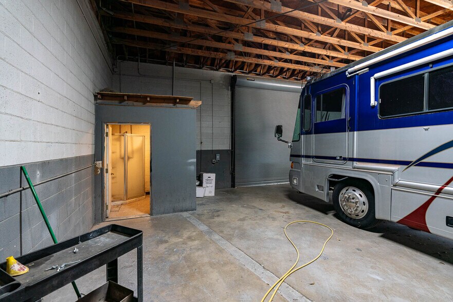More Photos Of 39126-39130 3rd St E, Palmdale Service For Sale