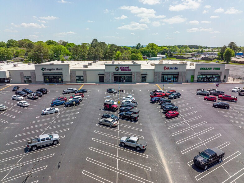 More Photos Of 122 Wc Bryant Pky, Calhoun Storefront For Lease