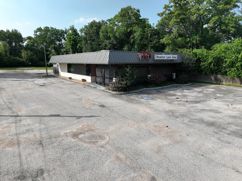 More Photos Of 1000 W Main St, Tomball Restaurant For Lease