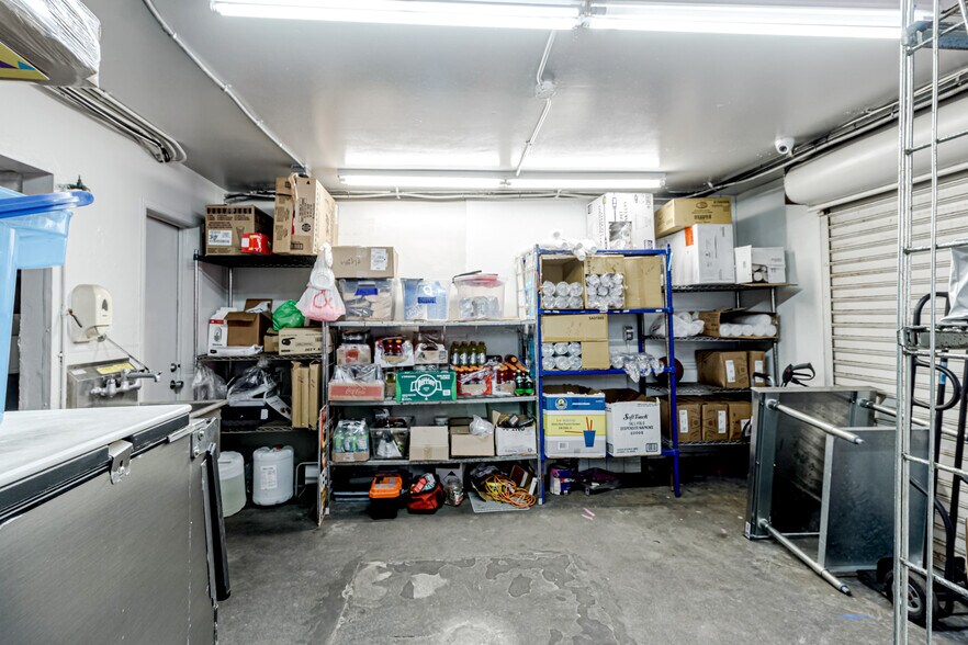 More Photos Of 2011 Ocean Front Walk, Venice Restaurant For Sale