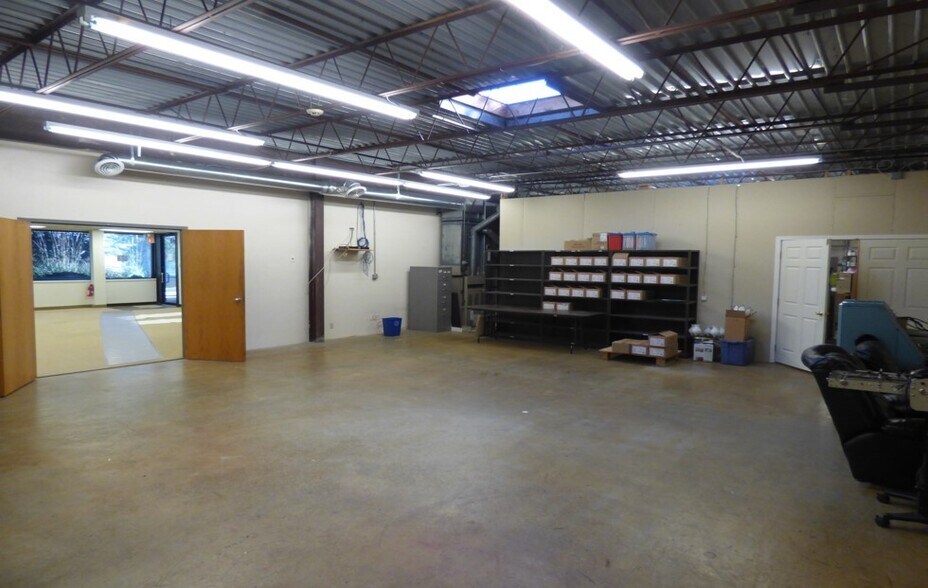 More Photos Of 27 Hollenberg Ct, Bridgeton Flex For Lease