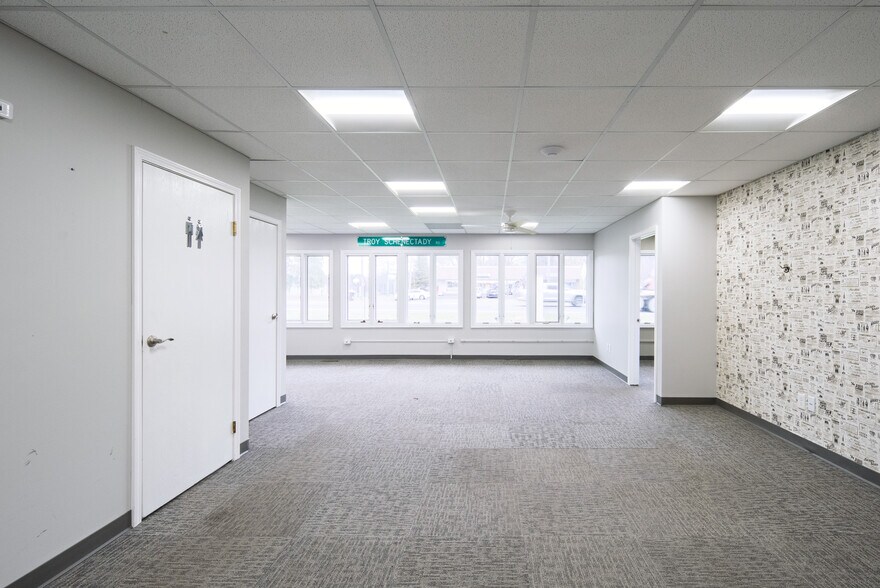 More Photos Of 404 Troy Schenectady Rd, Latham Office Residential For Lease