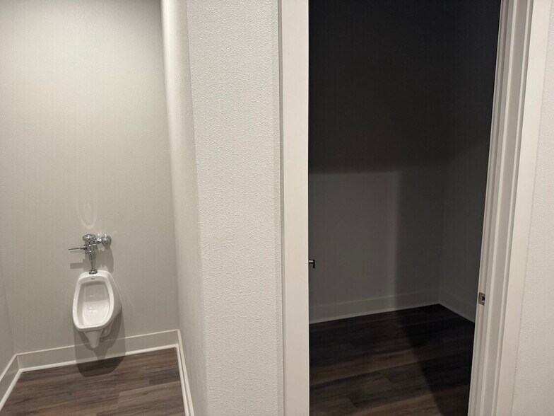 More Photos Of 8240 Bo Alfred Pl, Beaumont Warehouse For Lease