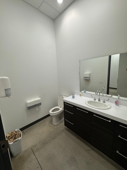 More Photos Of 1455 Rail Head Blvd, Naples Warehouse For Lease