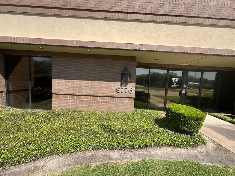 More Photos Of 9776 Whithorn Dr, Houston Showroom For Lease