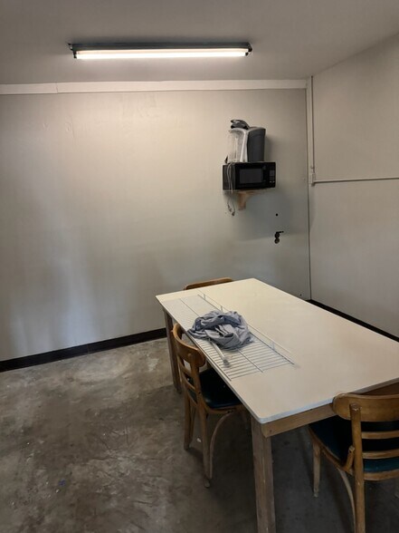 More Photos Of 399 Lively Ave, Norcross Warehouse For Lease