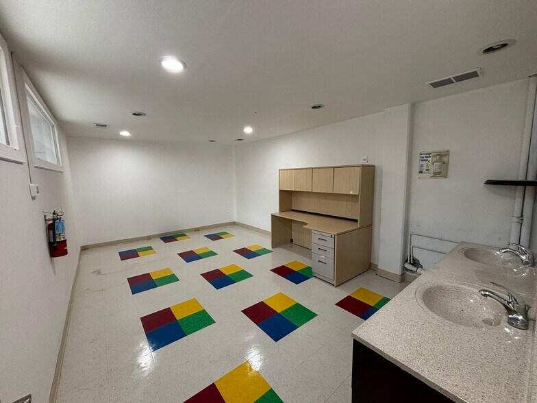 More Photos Of 625-725 San Aleso Ave, Sunnyvale Light Distribution For Lease