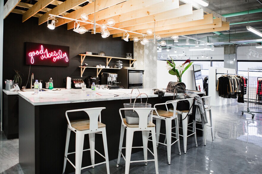 More Photos Of 555 Rue Chabanel O, Montréal Office For Lease