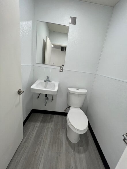 More Photos Of 13026 Saticoy St, North Hollywood Warehouse For Lease