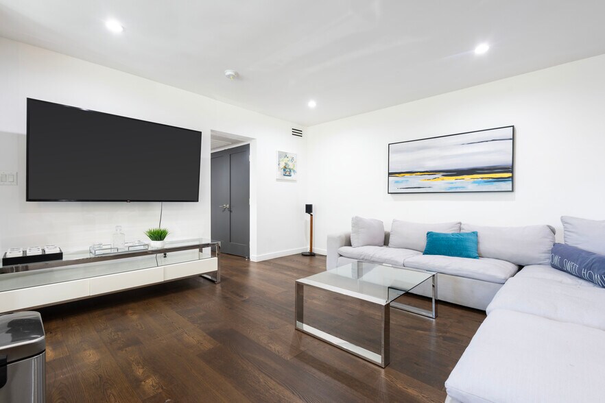 More Photos Of 1267 N Laurel Ave, West Hollywood Apartments For Sale