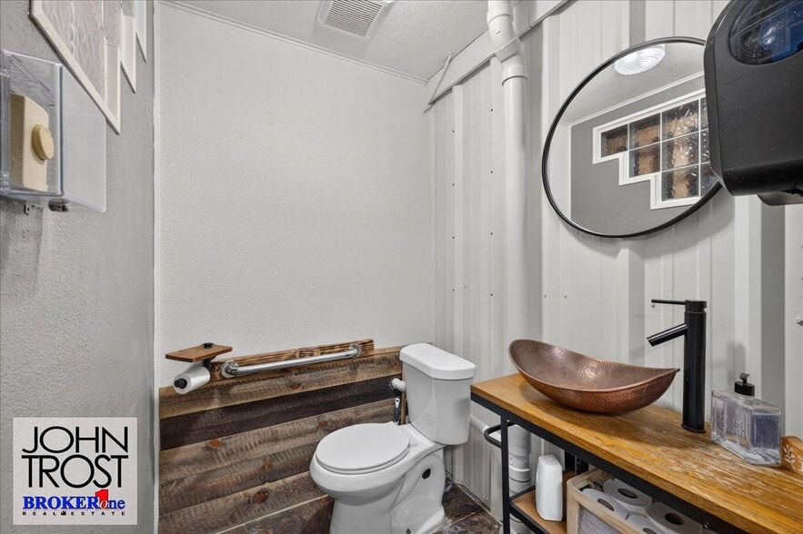 More Photos Of 801 N Center St, Casper Freestanding For Sale