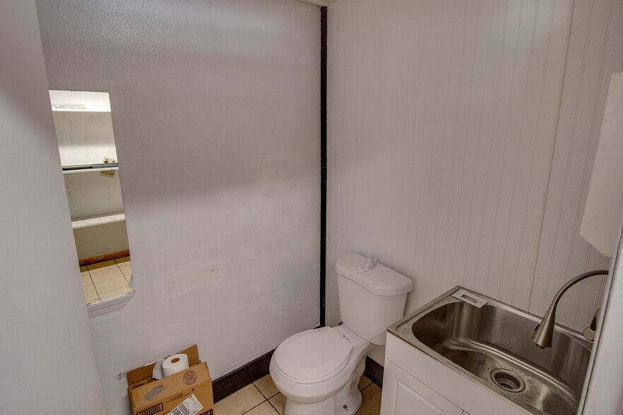 More Photos Of 406 W Carpenter St, Jerseyville Flex For Sale