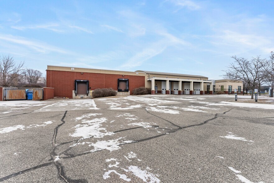 More Photos Of 11180 86th Ave N, Osseo Flex For Lease