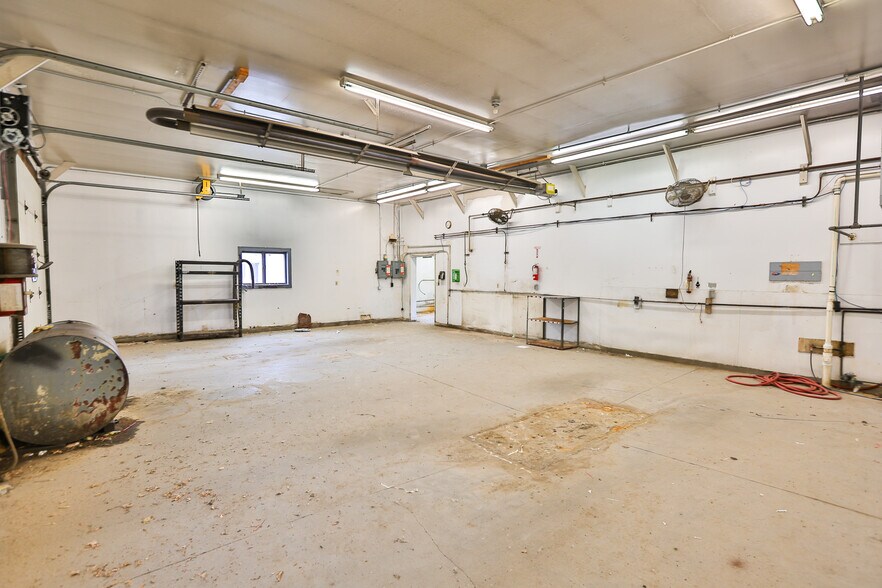 More Photos Of 129 2nd St, Webster City Light Manufacturing For Sale