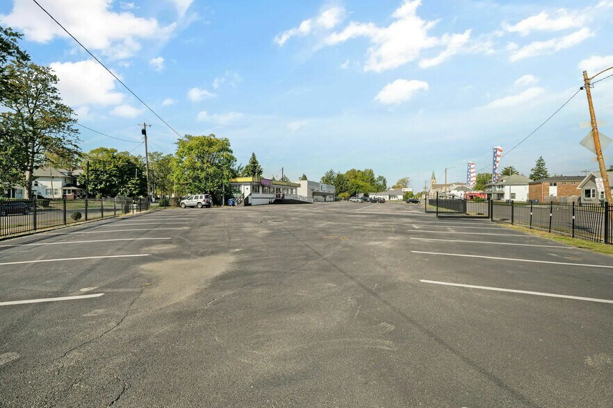 More Photos Of 736 Woodville Rd, Toledo Auto Dealership For Lease