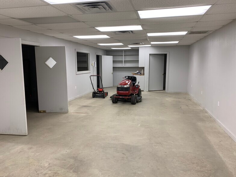 More Photos Of 5424 W Oak St, Palestine Showroom For Lease