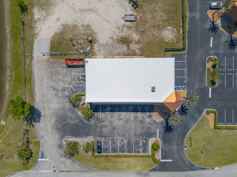 More Photos Of 905 Foster Way, South Daytona Warehouse For Lease