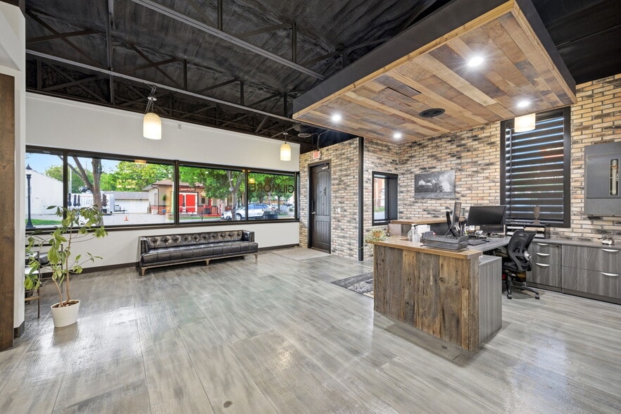 More Photos Of 326 SE Douglas St, Lees Summit Office For Sale