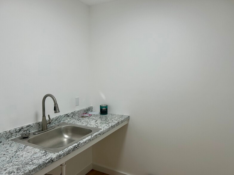 More Photos Of 1477 S 8th St, Fernandina Beach Office For Lease