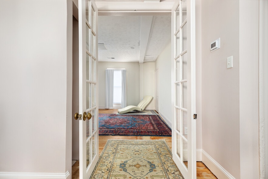 More Photos Of 238 E King St, Strasburg Storefront For Sale