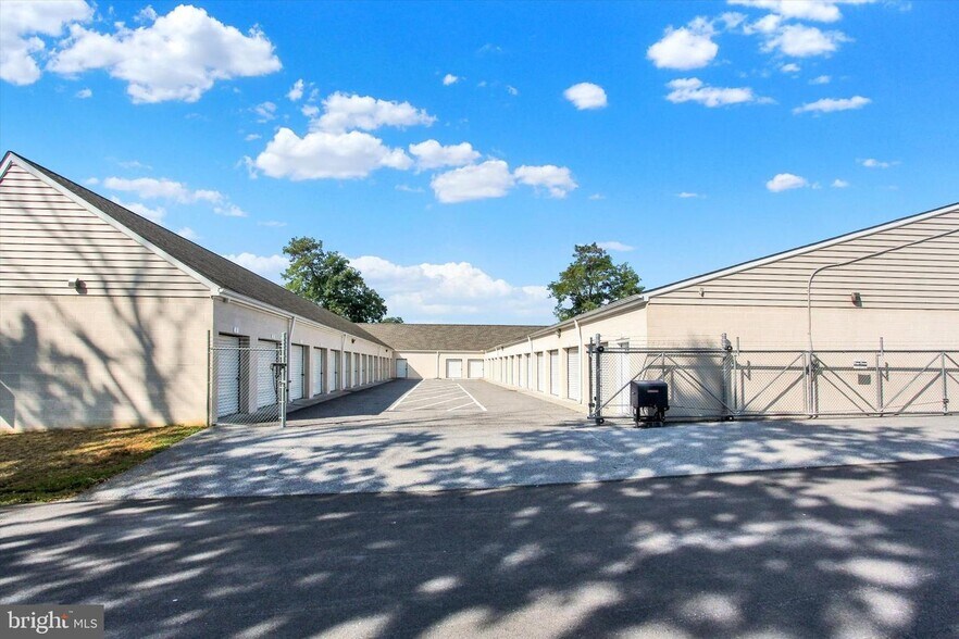 More Photos Of 370 Sheridan st, York Specialty For Sale