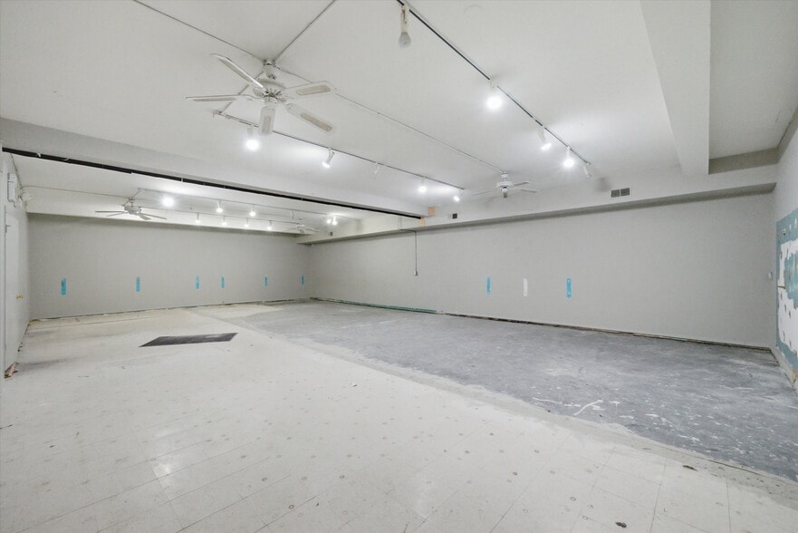 More Photos Of 5337-5353 W Devon Ave, Chicago Storefront Retail Office For Sale