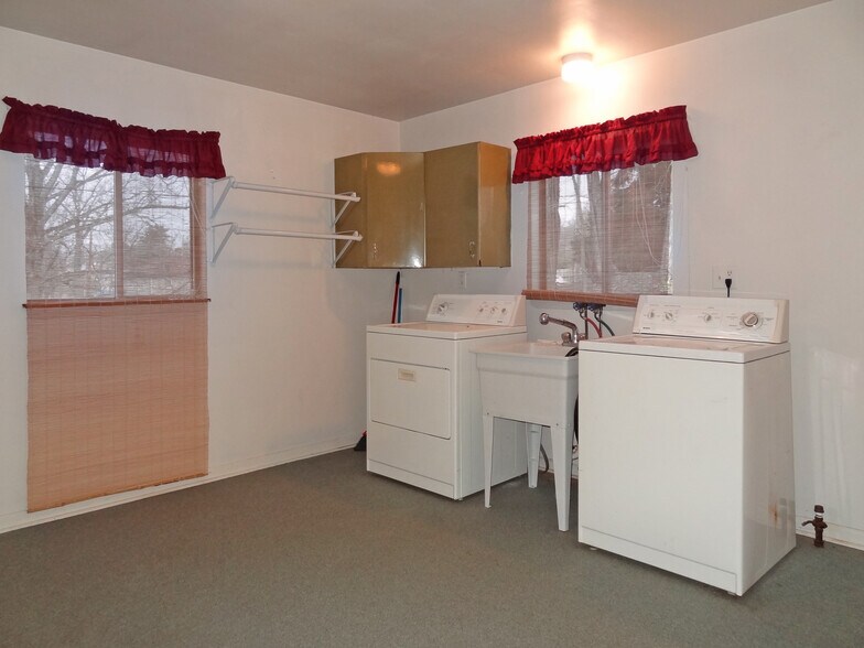 More Photos Of 93 Maple Ave, Morgantown Office For Sale
