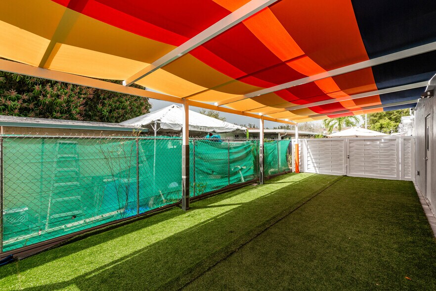 More Photos Of 1976-1992 E 4th Ave, Hialeah Storefront For Sale